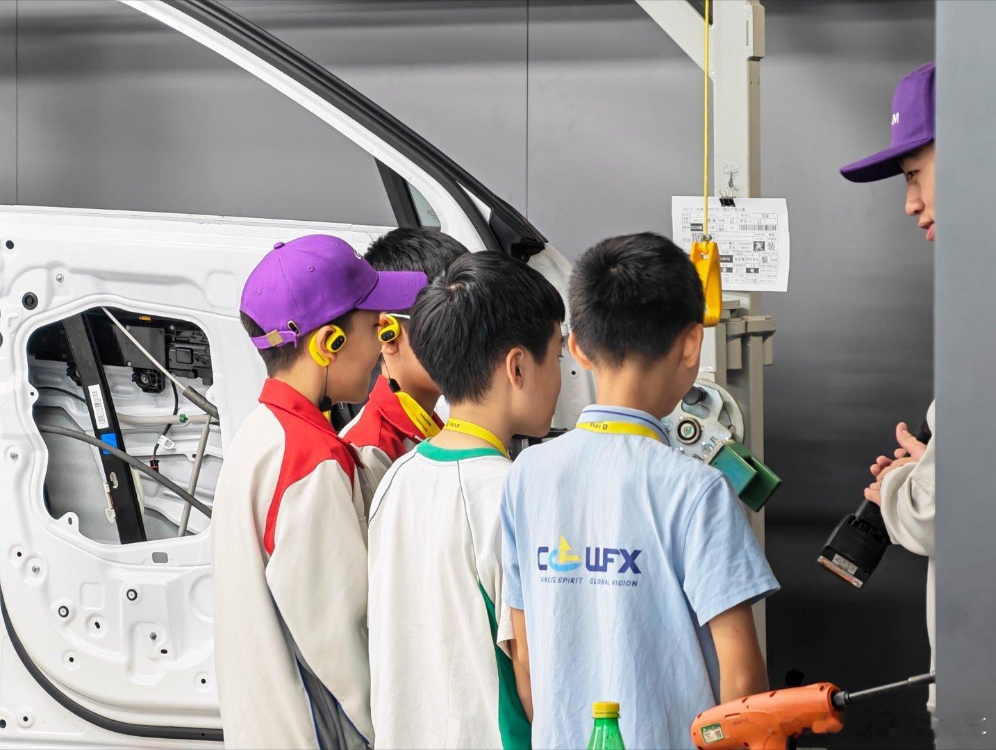 车展不仅可以看车，还能培养一代新汽车人！长城汽车再次在成都车展搭建了汽车制造专属体验区。看到很多小朋