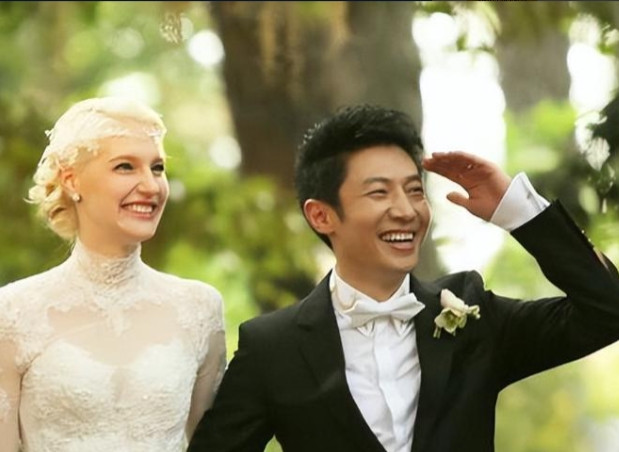一次，撒贝宁回到家，看到龙凤胎孩子正在地上吃他的拖鞋，老婆李白就在一旁看着，并没