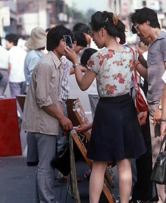 这几张八十年代的北京老照片，拍摄于1985年，正是咱们国家改革开放初期。北京