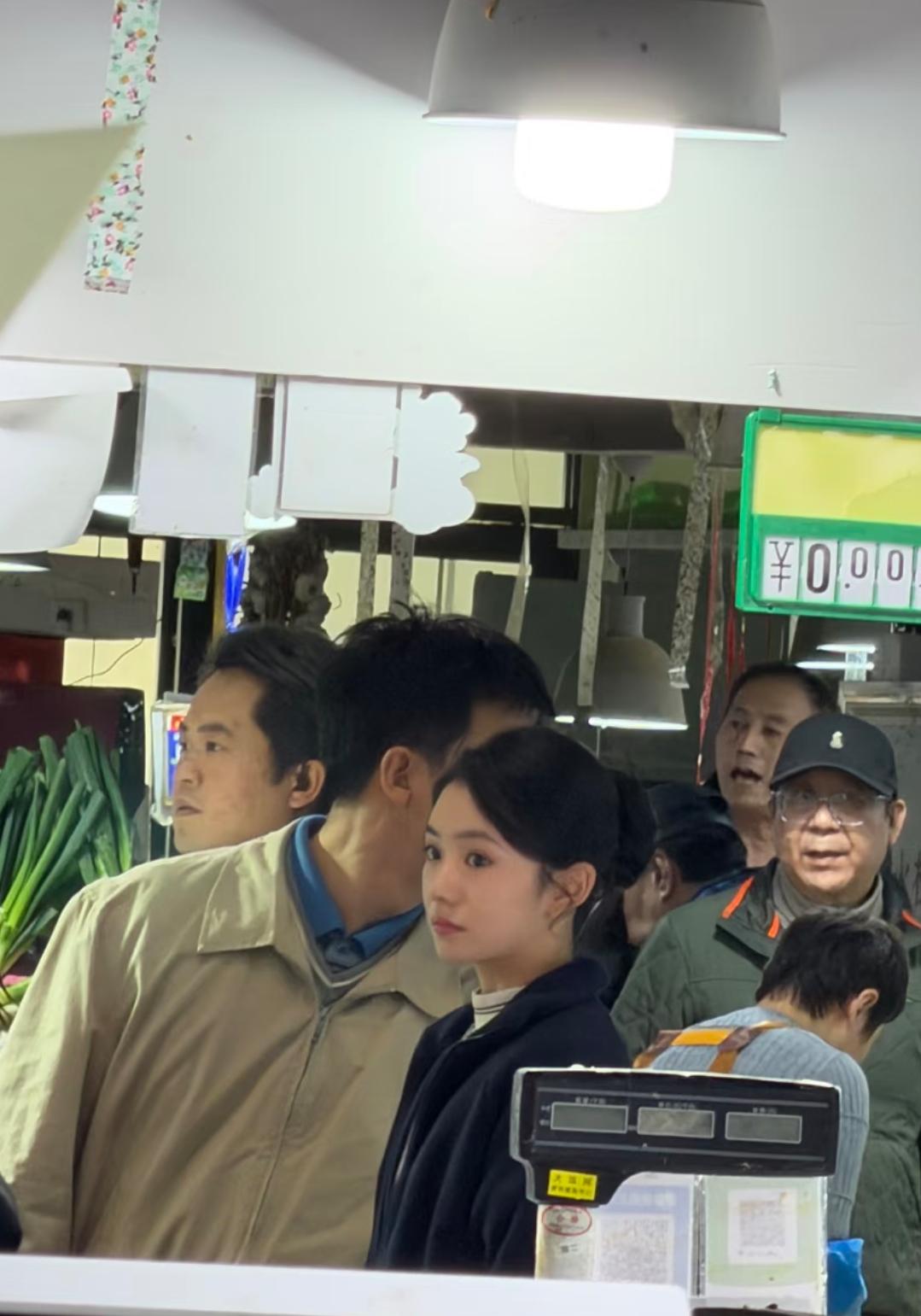 通州菜市场撞见黄轩刘浩存拍戏！原相机生图太能打了黄轩刘浩存拍新戏！黄轩穿件