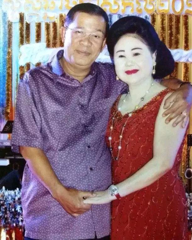 洪森夫人本来就很白，还往脸上抹粉，这脸刷得也太白了吧！