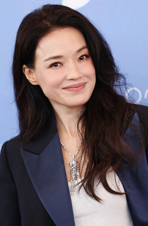 主持人问舒淇：“你看着比同龄人都要年轻漂亮，是不是靠抗衰老护肤品养出来的？”舒