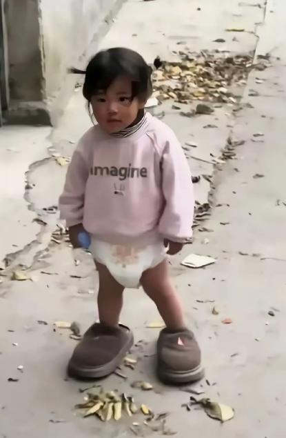 泪目！2024年11月，河南城郊，离婚半年后，女子偷偷去看4岁的女儿，却远远看见