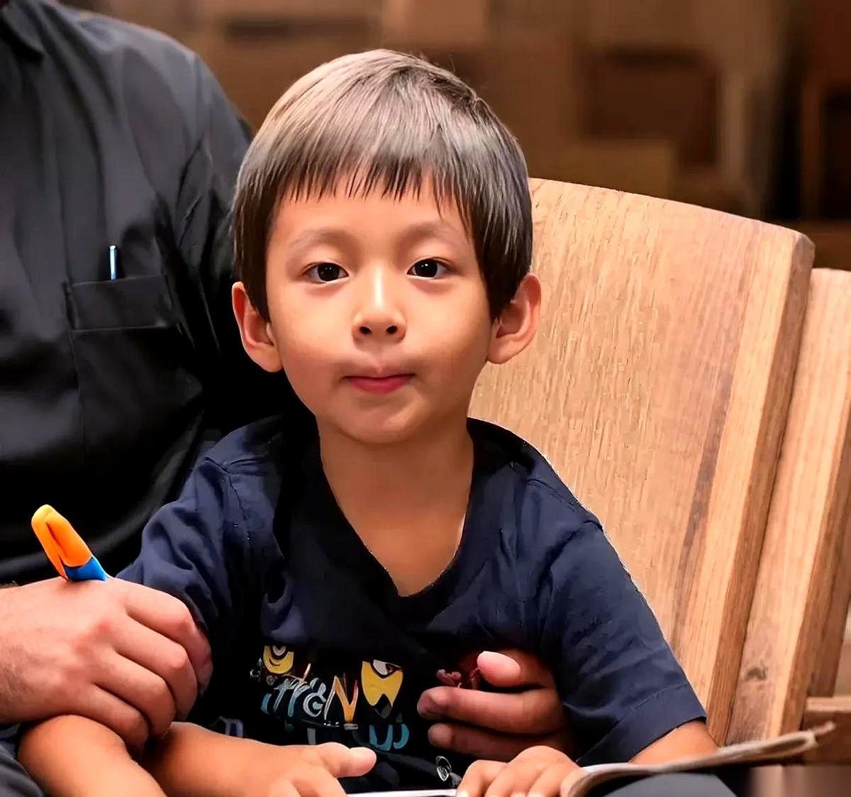 一个男人，每周去人家里蹭饭。吃的是热乎的家常菜，暖的是一颗重新找到归宿的心。