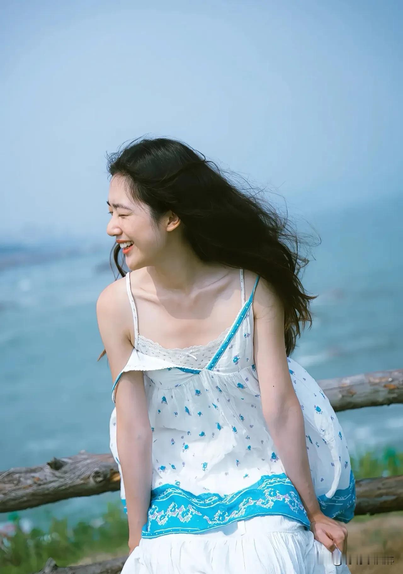 海风裹着咸味，裙摆与浪花共舞。镜头定格，每一帧都是青春的模样。追逐