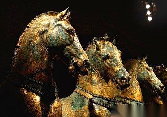 你看这四匹马，两千多年，就没过几天安生日子。它们可能是这世界上最顶级的“战利品