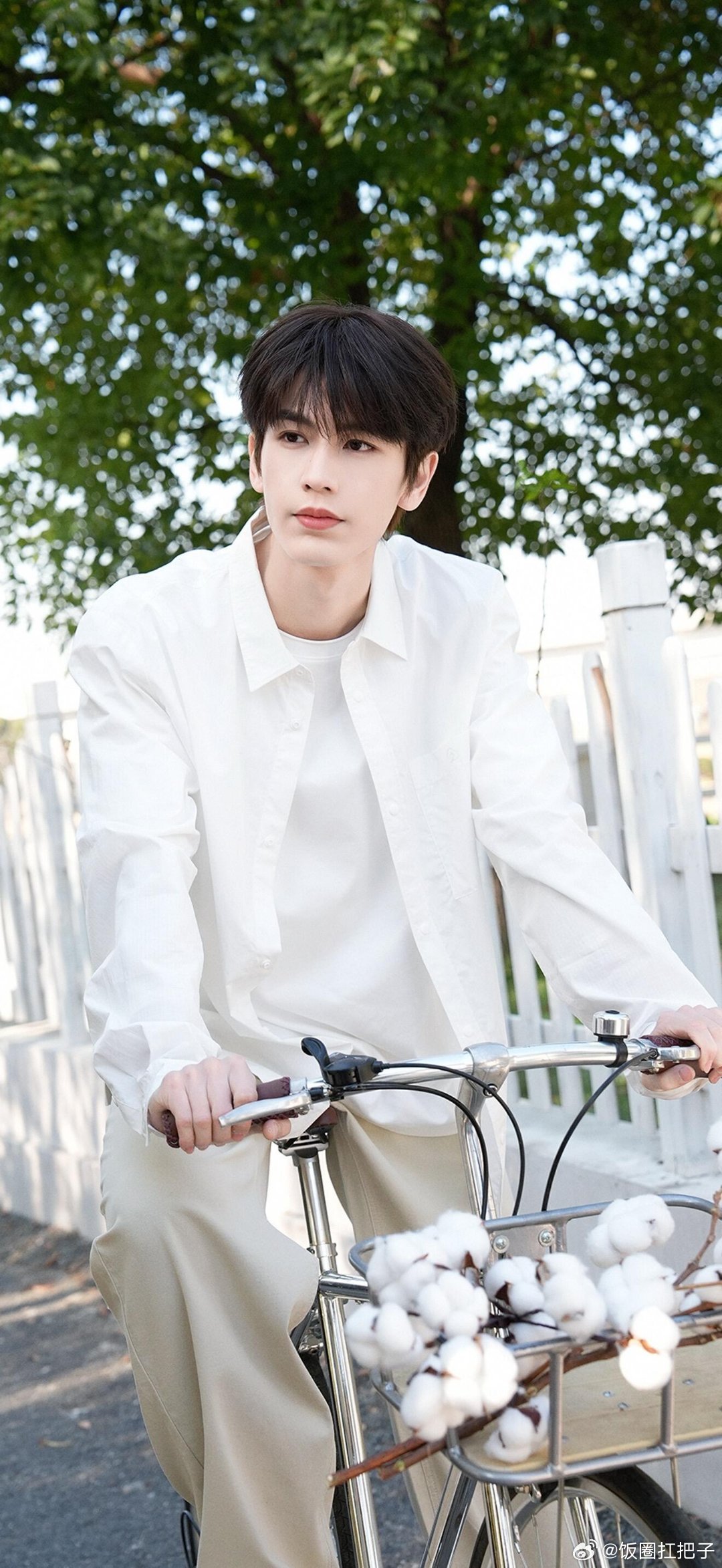 张凌赫干净、清爽的凌赫壁纸🈶～白色衬衣和休闲睡衣一股少年感扑面而来