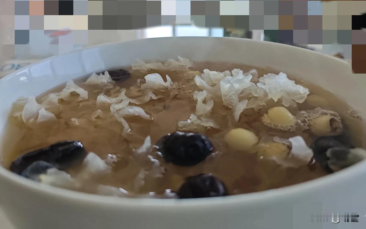 今天中午，我正忙着在厨房里忙碌，突然听到客厅里传来宝贝的抱怨声：“妈妈，