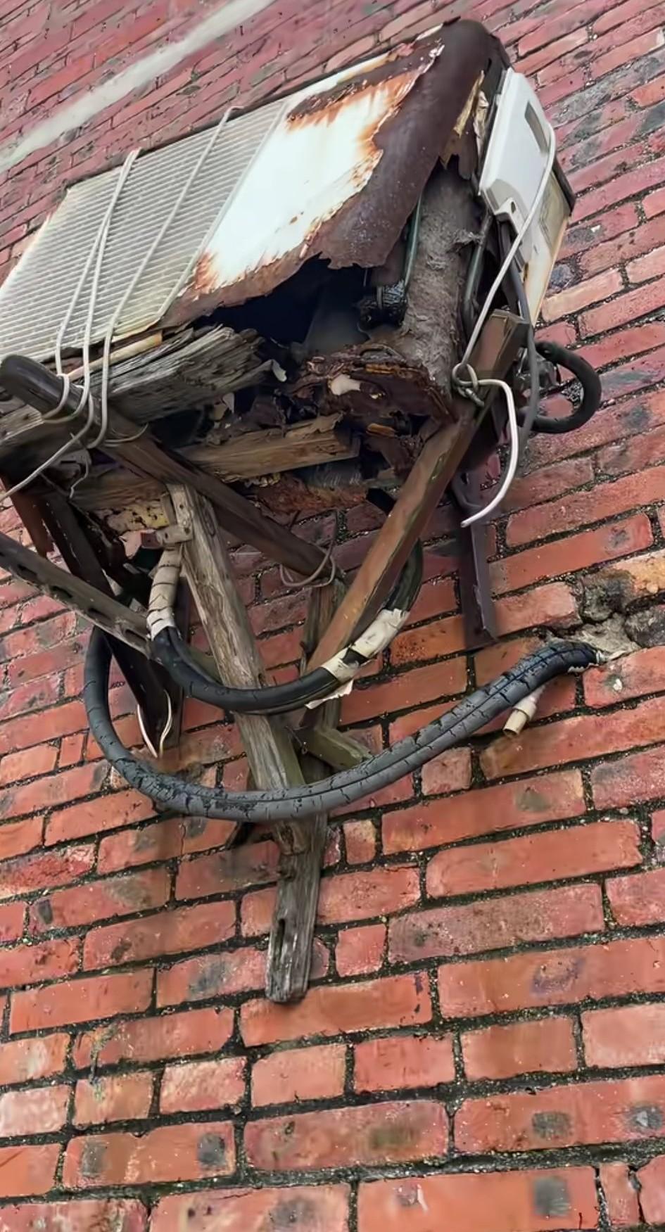 这空调真敬业！空调外机都腐烂成这个样子了，却还能继续运转工作，这质量也太好了吧！