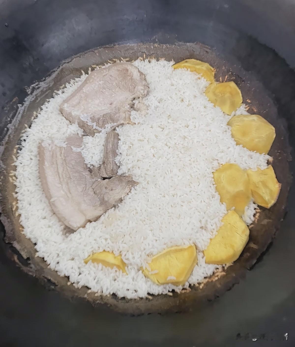 有多少人吃过这样的米饭蒸白切肉、红薯块？小时候爸妈会经常这样做，就是锅里煮米饭的