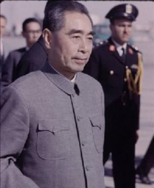 1940年，周恩来右臂痊愈了，临行前，斯大林却急忙从克里姆林宫赶过来，对周总理说