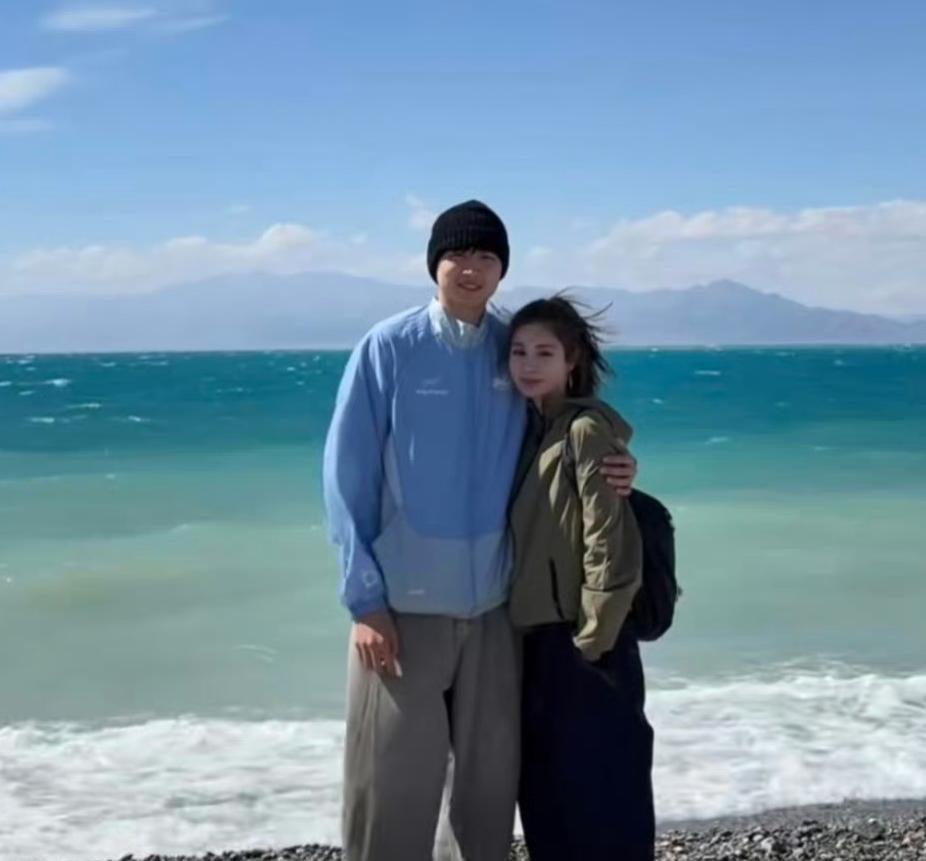 新疆男篮队员齐麟与妻子同游赛里木湖，言称“没白活”！网友留言：太浪漫，被磕到了！