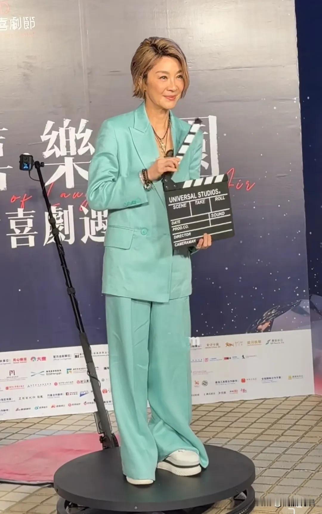 63岁的奥斯卡影后杨紫琼现身澳门国际喜剧节，和沈腾聊的欢快。杨紫琼染着一头金