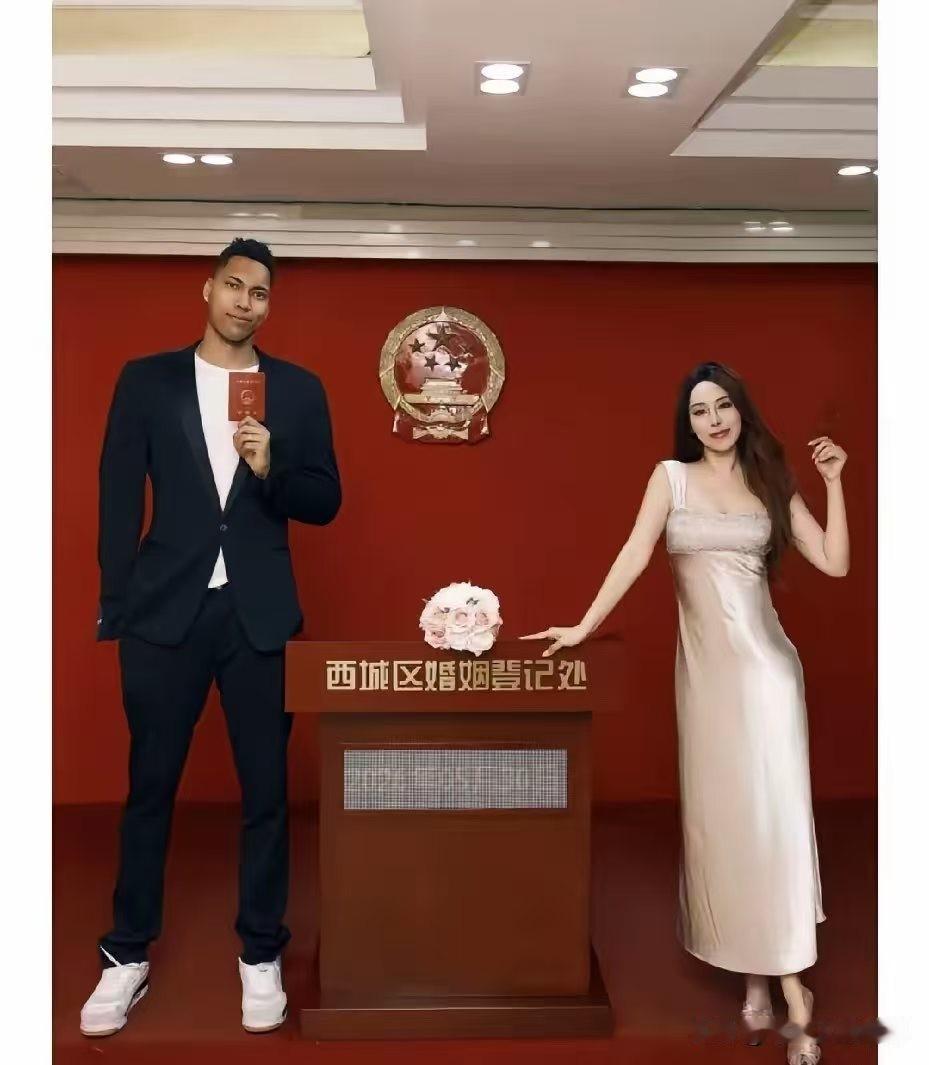 嫁给外国黑人有罪吗？恋爱三年，她终于结婚了，结果却收到了铺天盖地的网暴，还有人