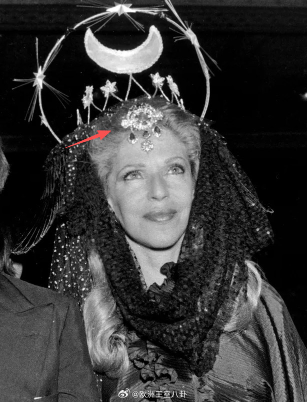 珠宝曾属于玛丽-海伦·罗斯柴尔德男爵夫人的胸针，看着颇为老式的宝石切割和款式，