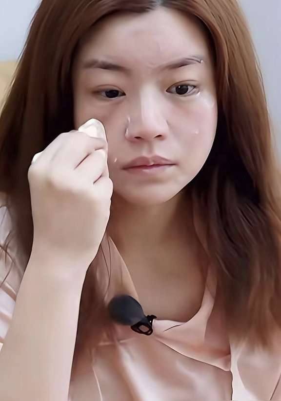 遗传的脸肿全靠努力，看看陈妍希妈妈，再看看她，就知道为什么她从小不怎么吃酱油和盐，每天早上都要按摩刮