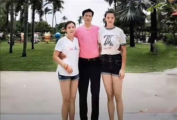 张常宁一家四口不仅个个颜值出众，更是名副其实的“长腿家族”——每位成员都拥有令人