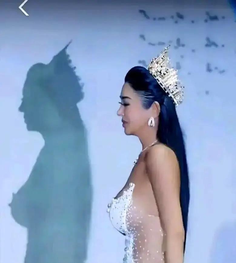 3颗钻卖断货巴黎高定时装周刚结束，Dior用一层透明纱把极简推到顶。全场零