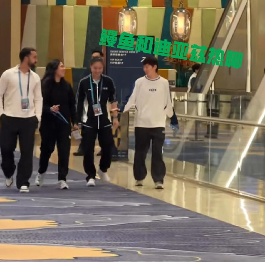 王曼昱真的是个小话唠！这次今天晚上澳门世界杯举行晚宴，和陪练徐弈妹妹一同去参
