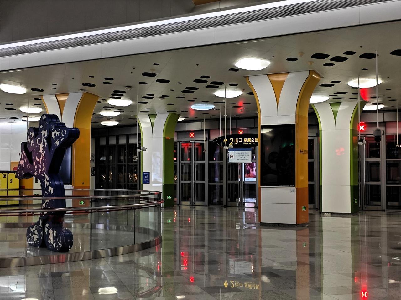 如果你问我上海哪个地铁站像广州地铁？我会毫不犹豫地告诉你：上海迪士尼！不信？你看