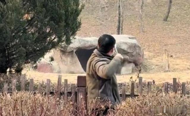 沈阳，在一处动物园内，一名男子手持弹弓，对准着园内的老虎进行射击。当弹弓上的弹丸