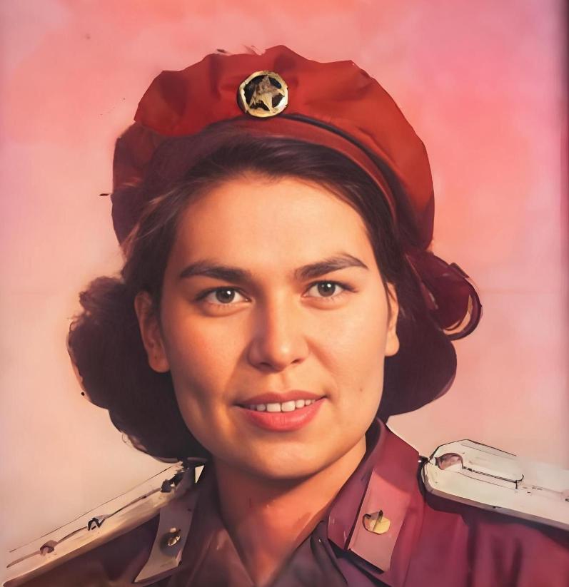 1965年，55岁的空军司令员刘亚楼肝癌晚期，弥留之际紧紧攥着小15岁的混血妻子