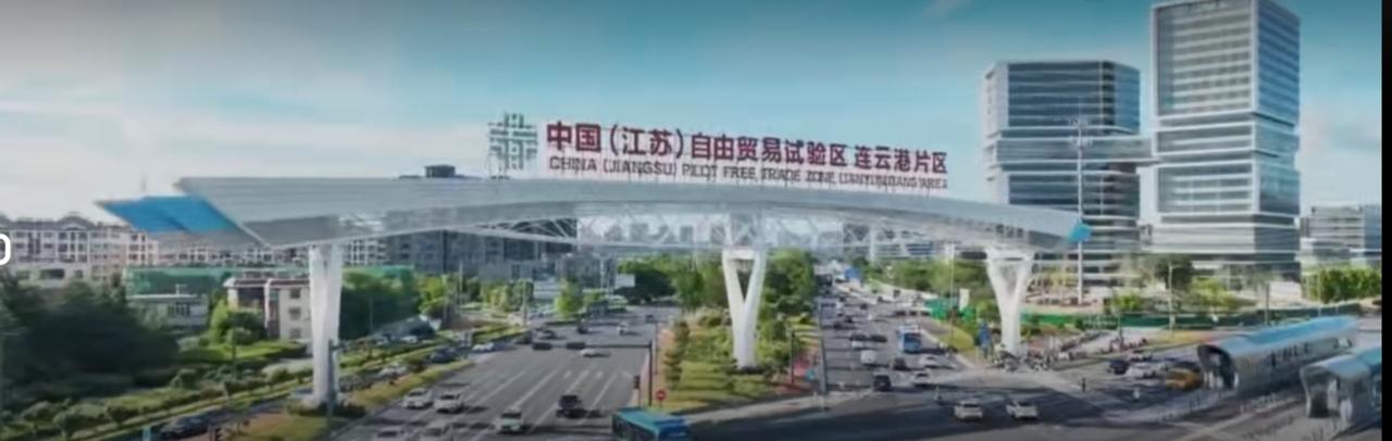 2019年启航的中国（江苏）自由贸易试验区连云港片区，地标建筑矗立在车水马龙的路