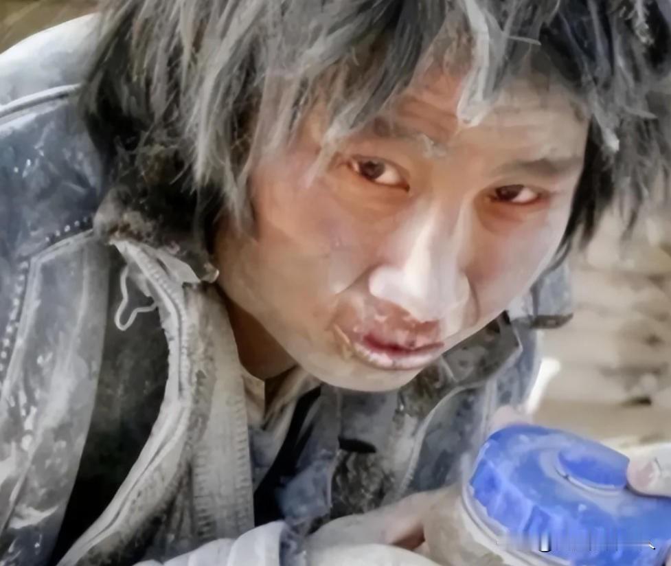 2007年，大学生崔松旺伪装成流浪汉，浑身散发恶臭，牙齿布满污垢，每天在垃圾桶旁