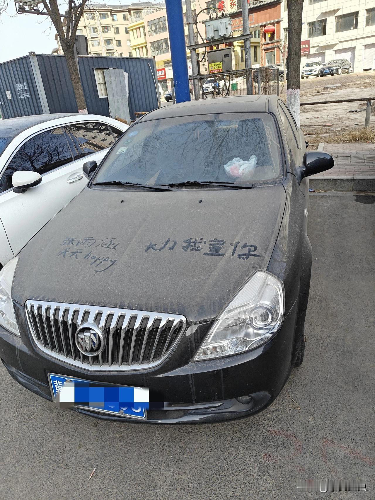 停车费这玩意儿，收得越狠，路边生意死得越快。不信你琢磨琢磨。周末想开车出