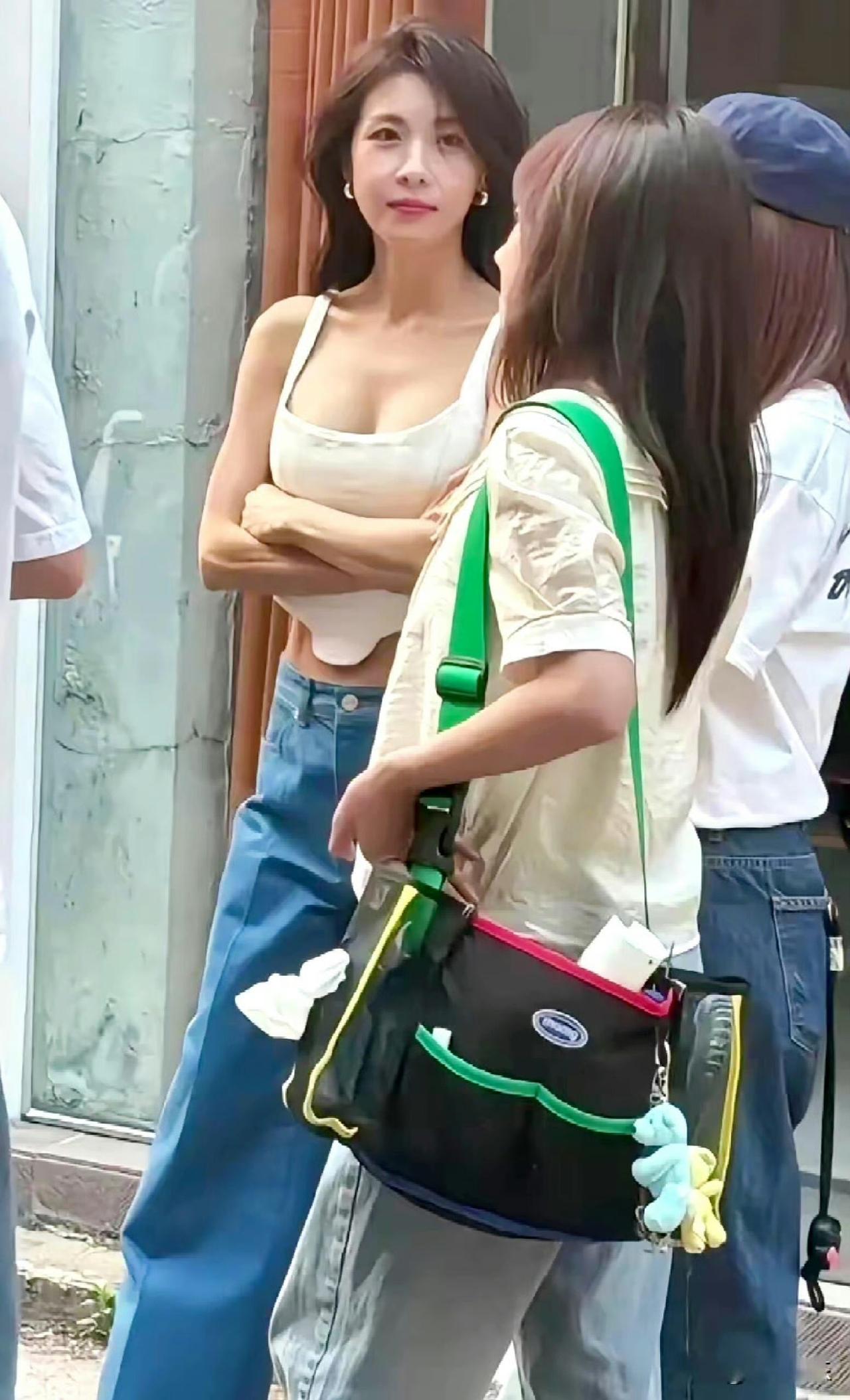 还记得她吗色即是空这部电影的女主角如今47岁了但依旧风韵犹存