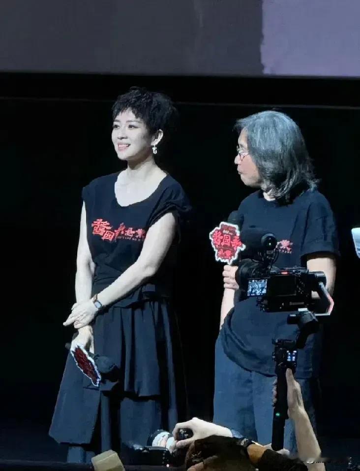 章子怡这身打扮翻车了么，拜托别那么玻璃心了好吧……对于吐槽最大的发型，请认真