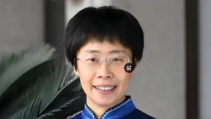 北大才女蒙曼50岁至今未婚，朱迅问她：“你最想嫁给谁？”谁曾想，她脱口而出说的一