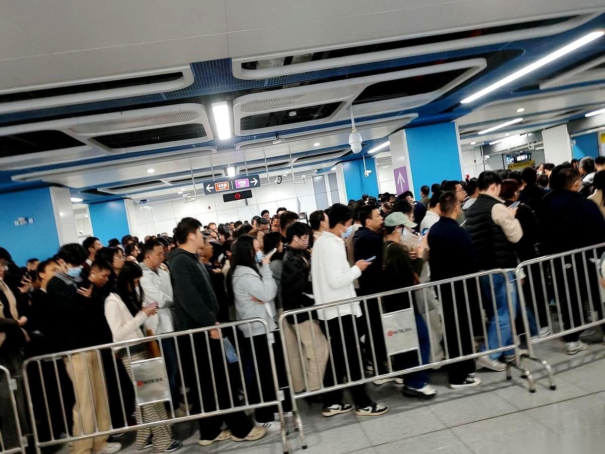 新开的深圳13号线，就撑了两天。无数打工人最后的“逃生路线”，堵死了。之前，
