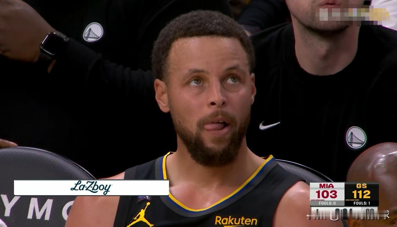 勇士超级球星库里真是忧心忡忡！在今天勇士主场迎战热火的比赛中，当时比赛进行到了第