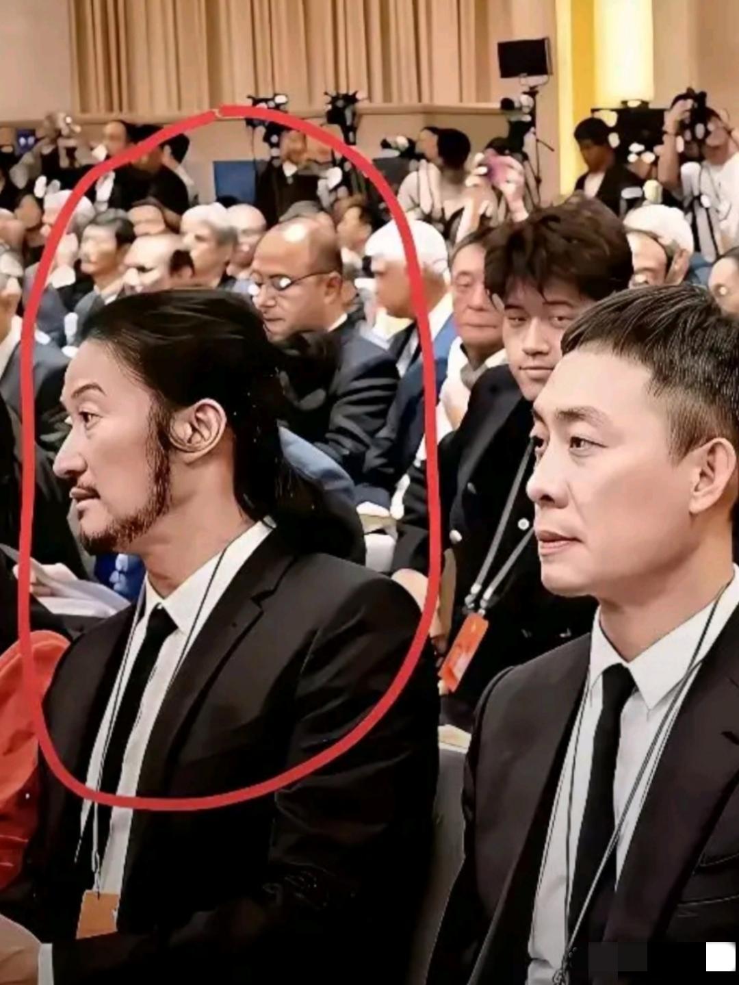 哇哦，画面中的吴京胖瘦合度，西装革履，须发茂密，鼻似秀峰，目光沉和，雄浑沉健，这