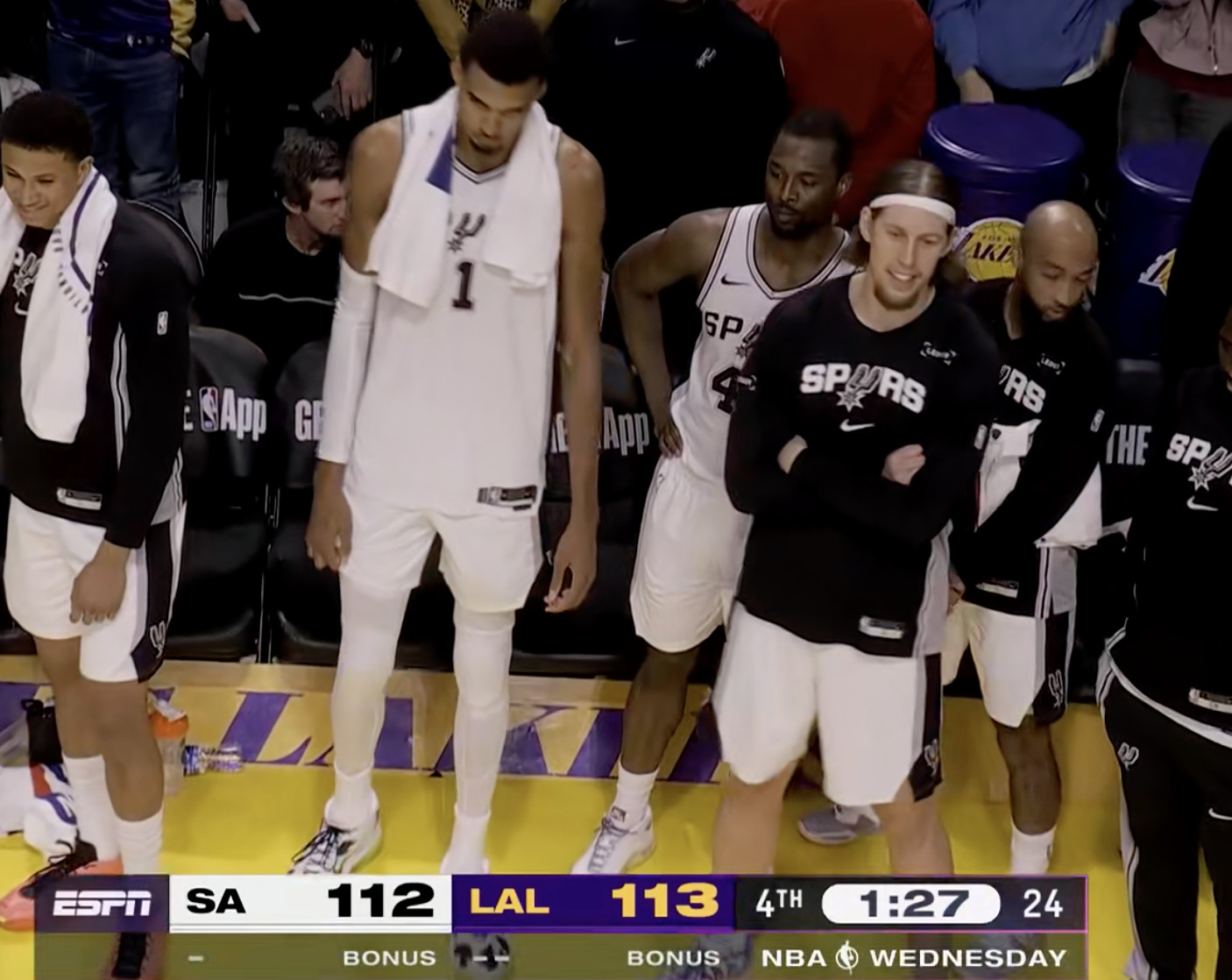 巴恩斯6犯，文班6犯，两人都被罚下！​​​