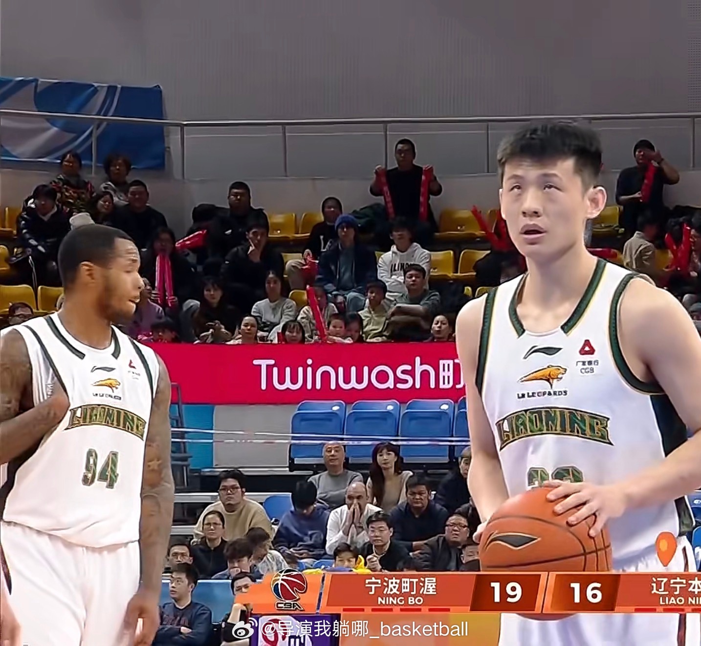 这哥们上场2分钟一直摸自己，这是啥情况呢