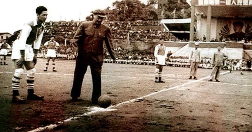 1964年，中国男足连续败给世界多个弱旅，贺龙大怒下令解散中国男足，把他们全放到