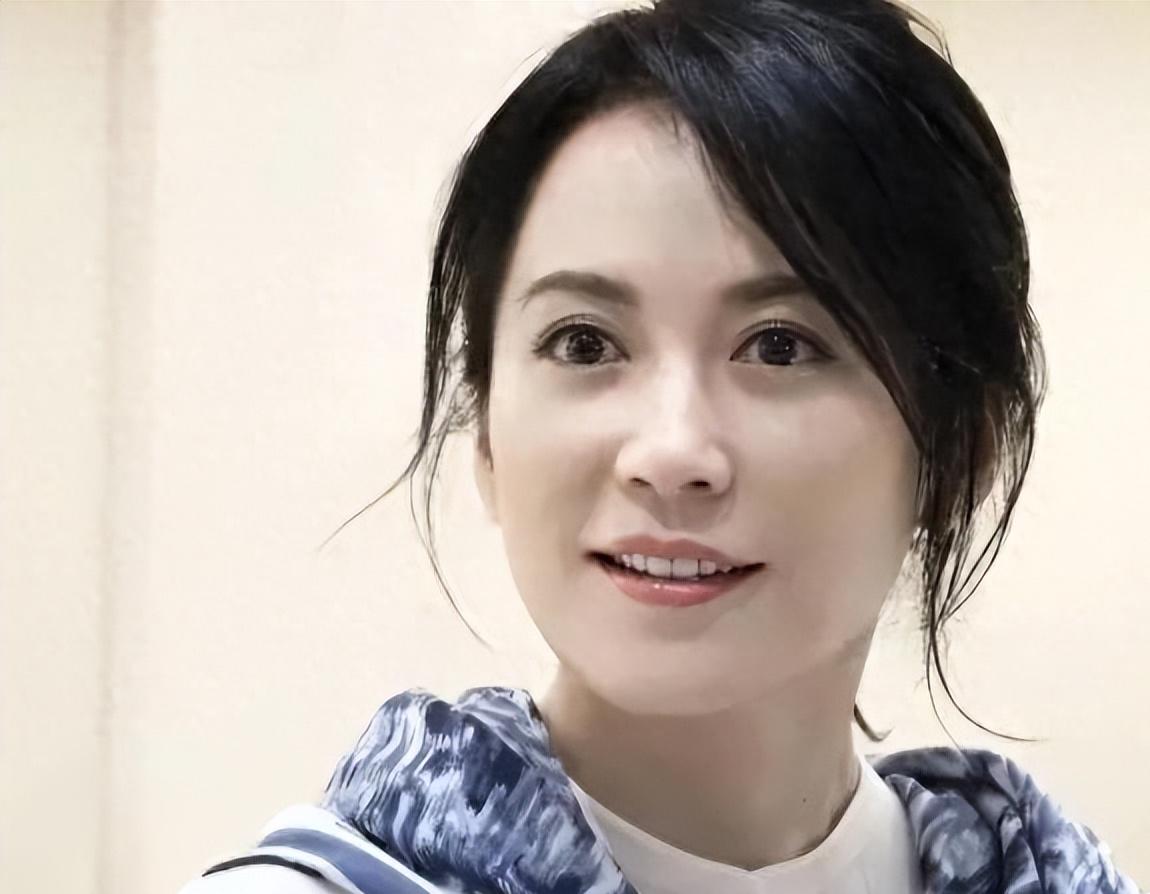 54岁俞飞鸿放狠话：不婚照样活得超飒，固定伴侣太牛啦！家人们，最近微博超话里俞