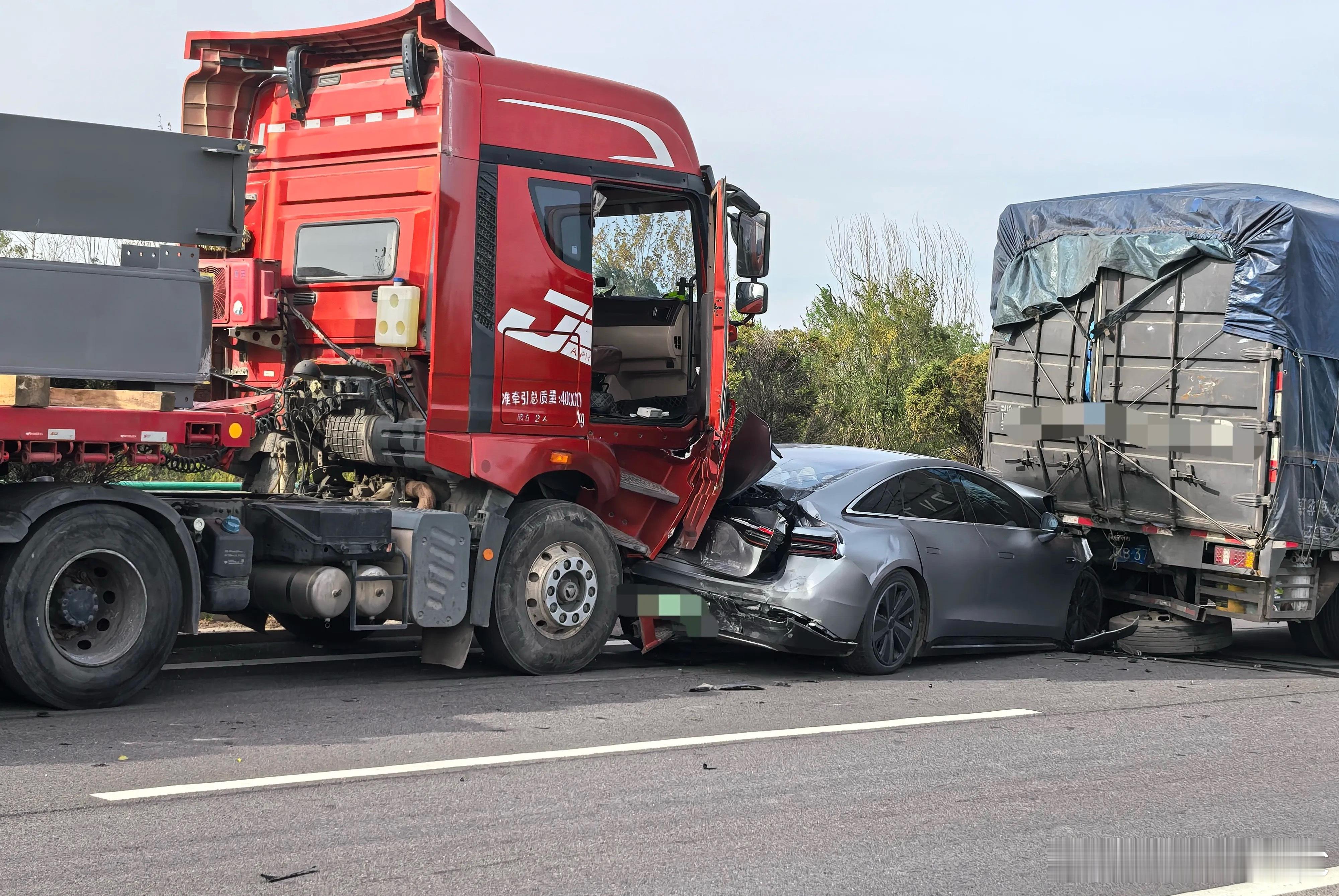 智界S7太硬了，被大车前后夹击，人却一点事都没有。车主已经换智界R7了
