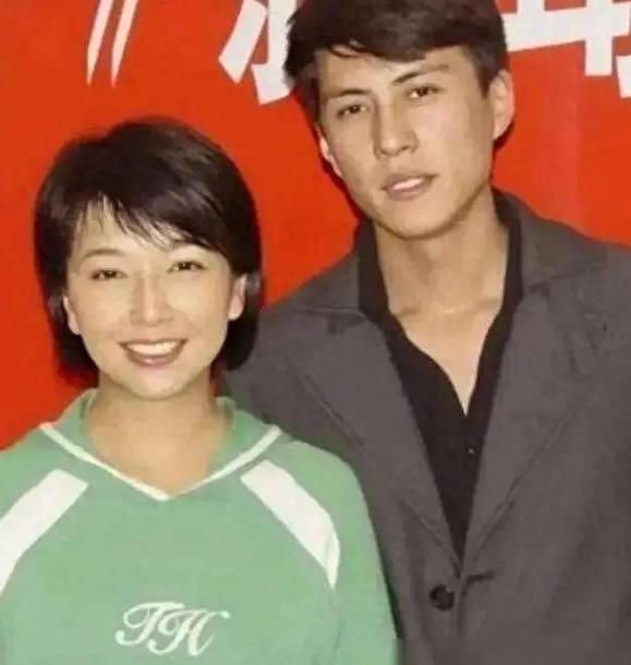 5年同居败给现实，靳东转身娶二婚李佳：成年人的爱情，从不是只看爱不爱201