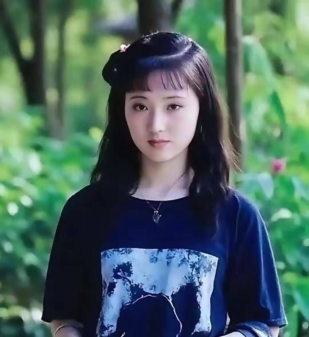 近日，福州有个17岁高三女生在网络上火了，她模样超像87版《红楼梦》里演林黛玉的