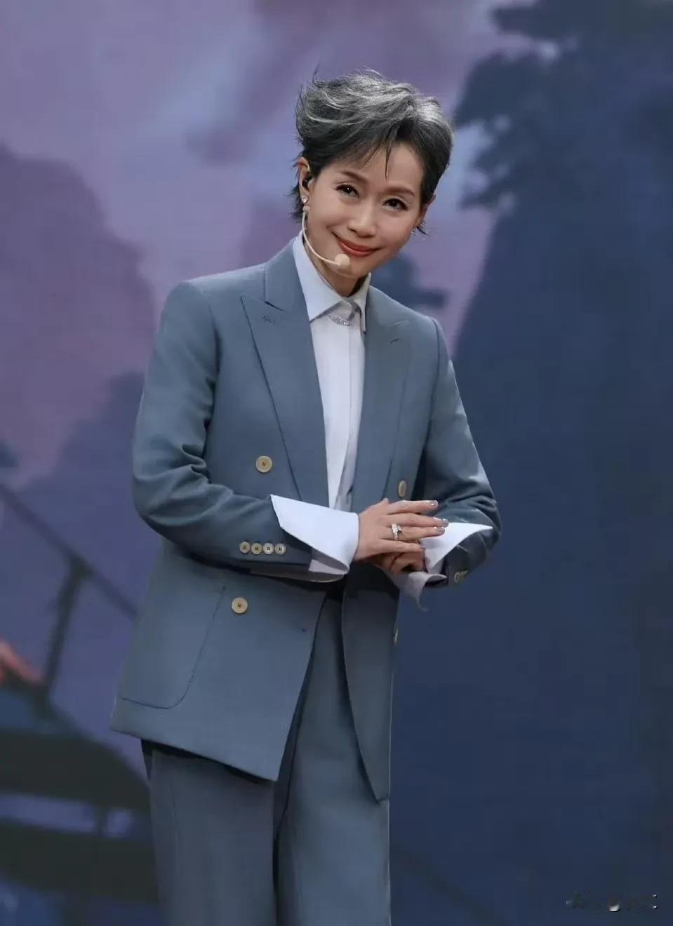 我表妹亲眼见过叶童本人，她说近距离接触跟网上看的差别还是很大的，眼尾皱纹明显，