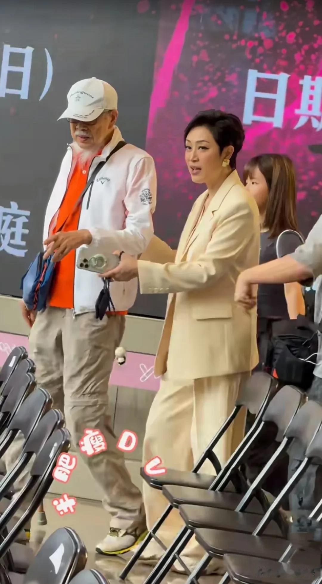 不愧是“三料港姐”啊，选美出来的就是不一样，经得起时间的考验！陈法蓉带着爸爸来