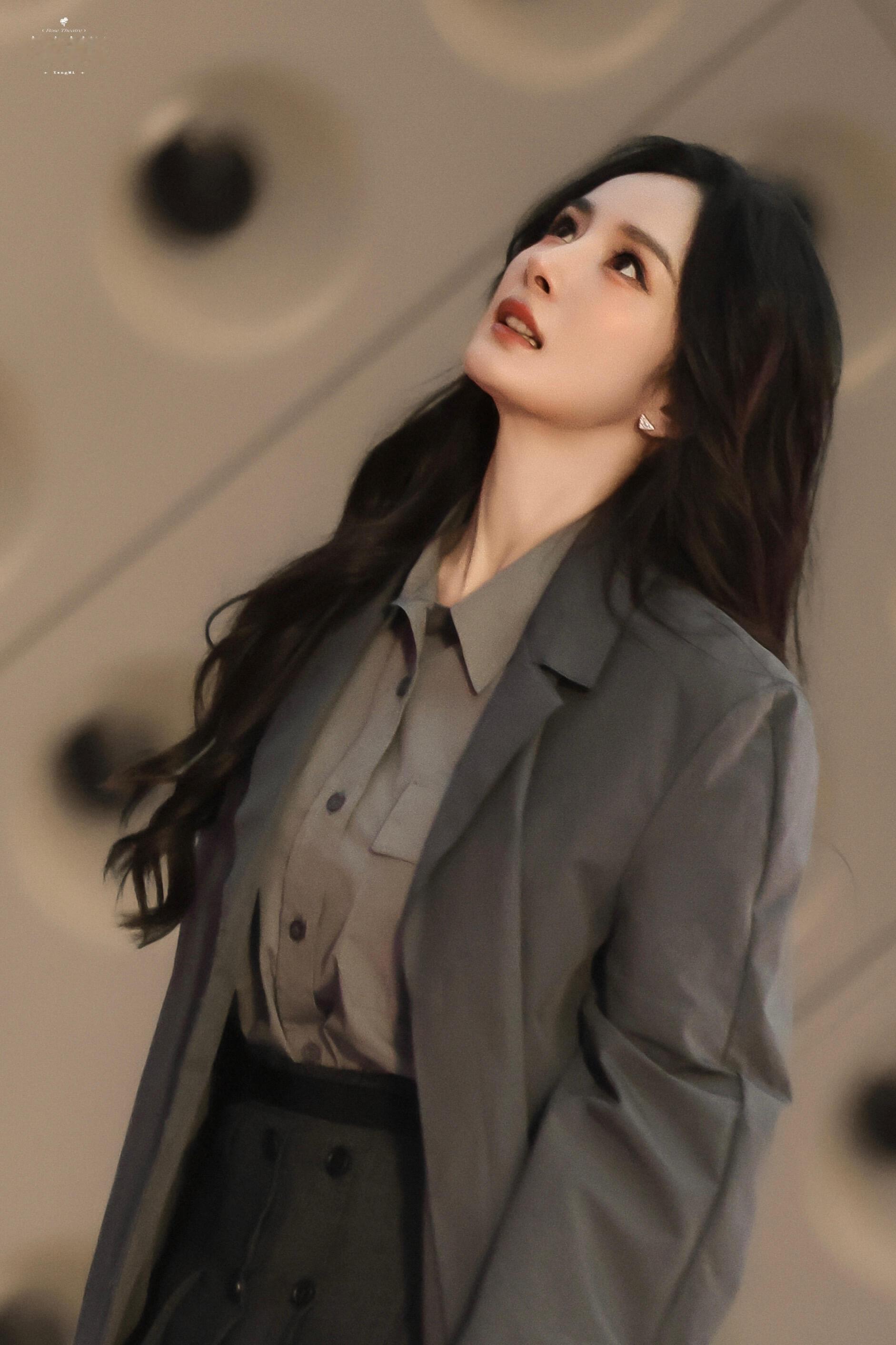 杨幂一边拍广告一边购物杨幂穿Prada的女王