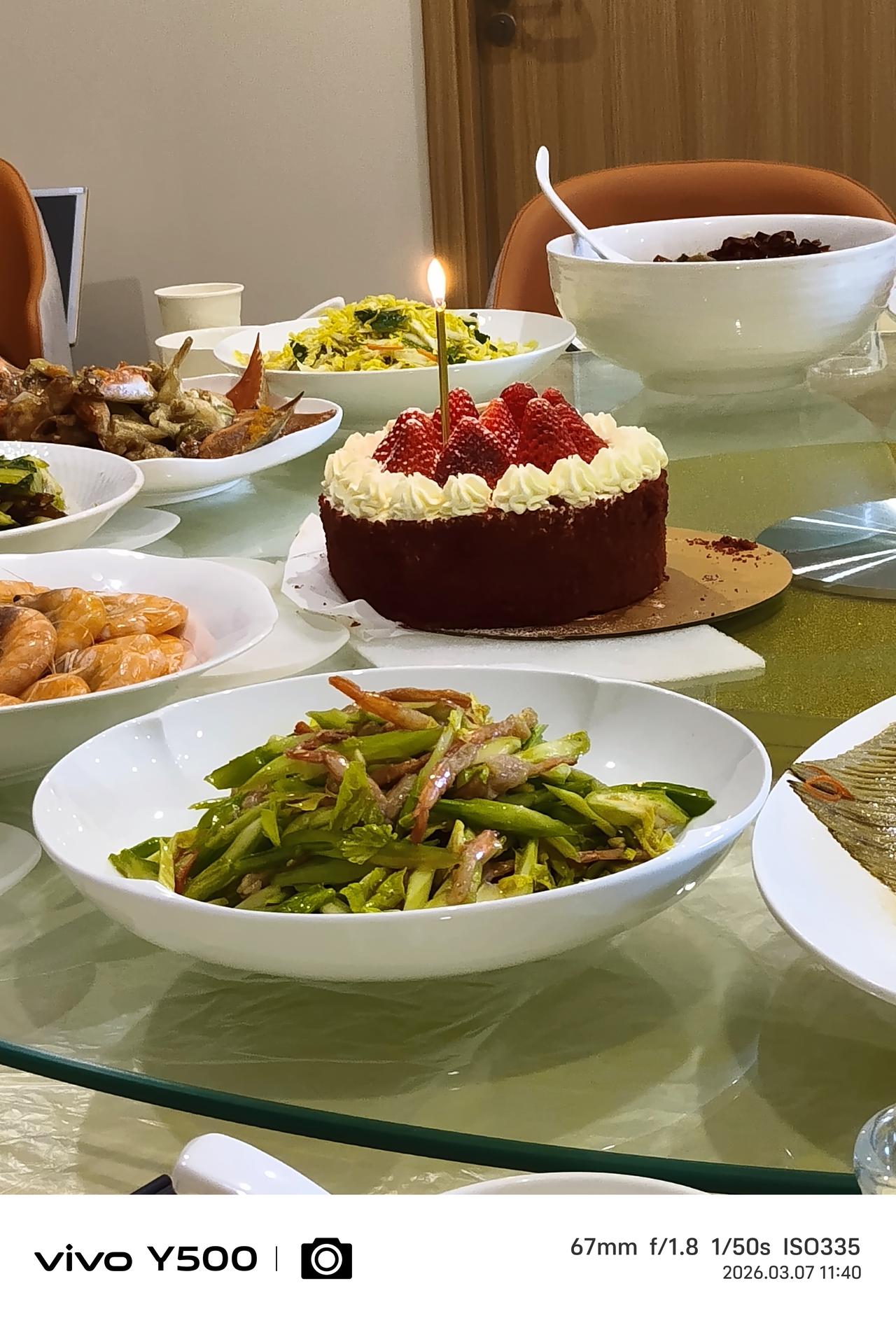 长寿的秘诀：去饭店吃饭，在上菜的间隙，可以抓紧时间睡五～六觉。意外的惊喜：