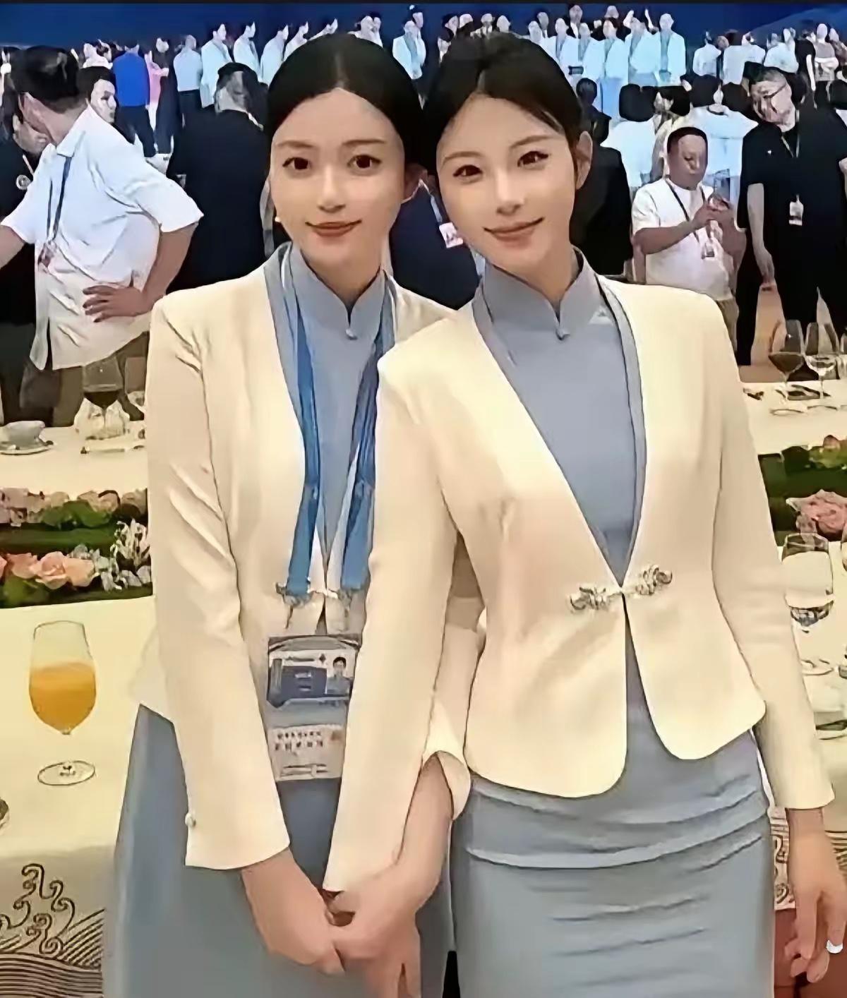 国宴上的服务员，那颜值和气质确实没得说。就像朝鲜为普京准备的豪华国宴，宴会上的服