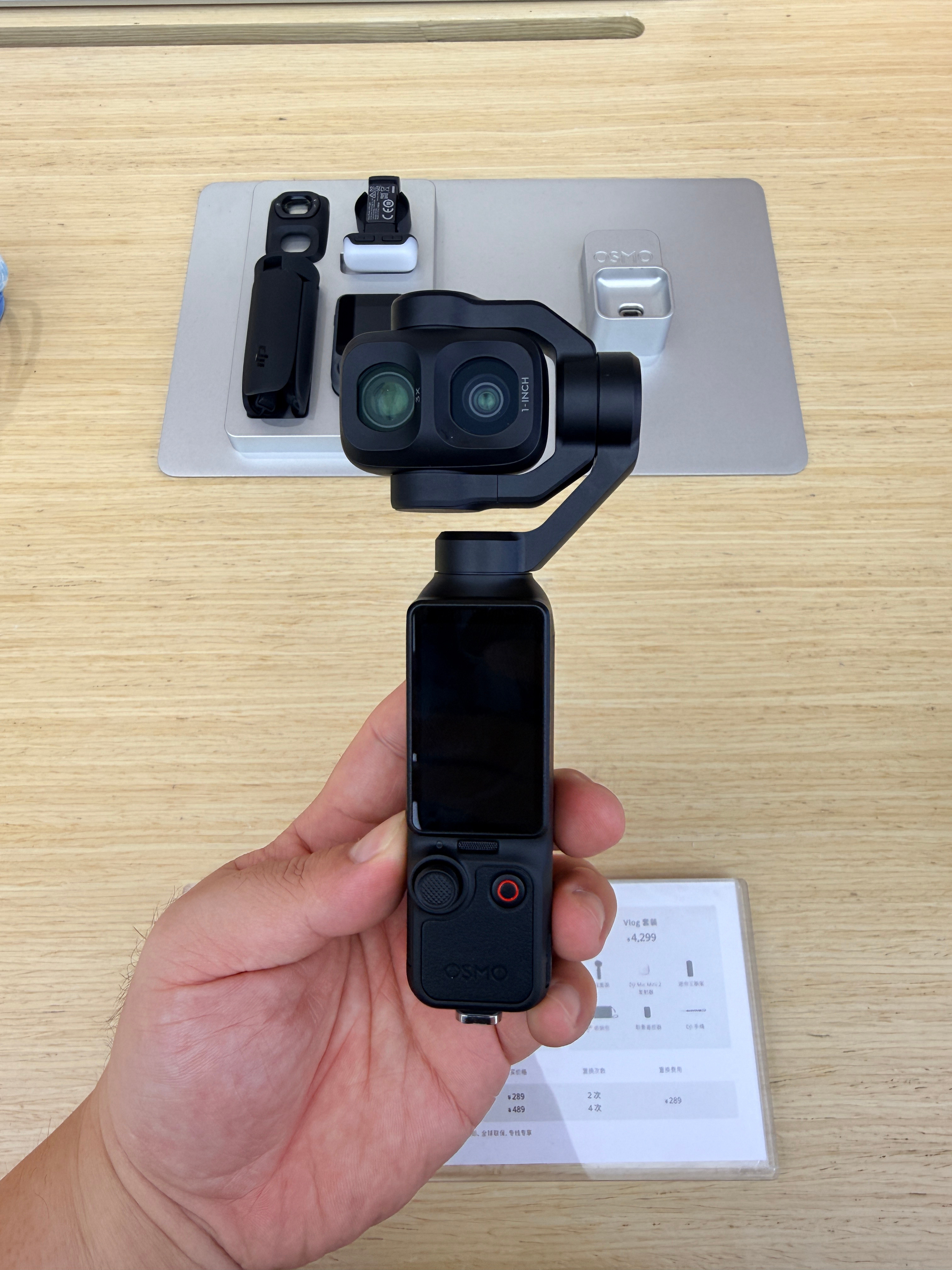 终于来线下店感受了下，影石LunaUltra和大疆Pocket4P。两家店，
