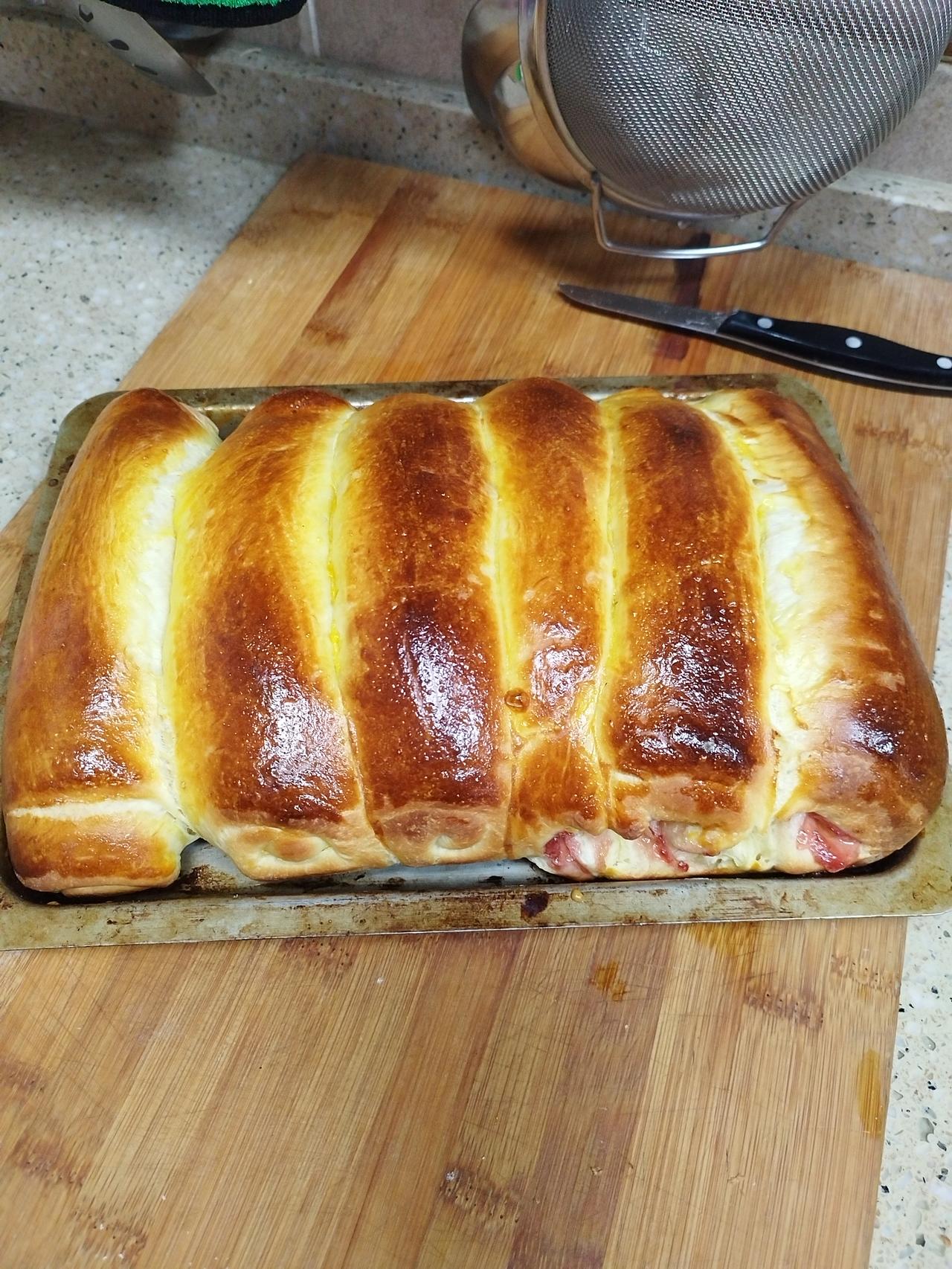 自从学会了波兰种做面包，隔三差五就要做一次，刚出炉的面包煊软蓬松，里边纹理一层一