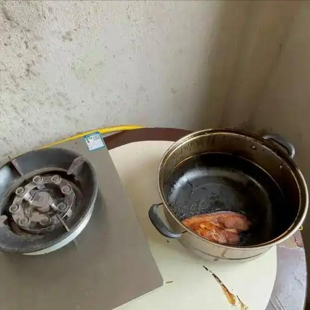 男子炖肉睡着，醒来床边全是消防员[捂脸哭]宁波北仑一名男子在家炖肉，想着躺一